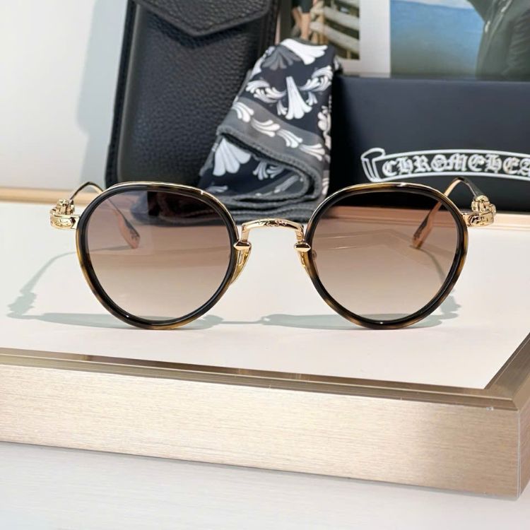 kinh-can-tron-chrome-hearts-2025 (1)