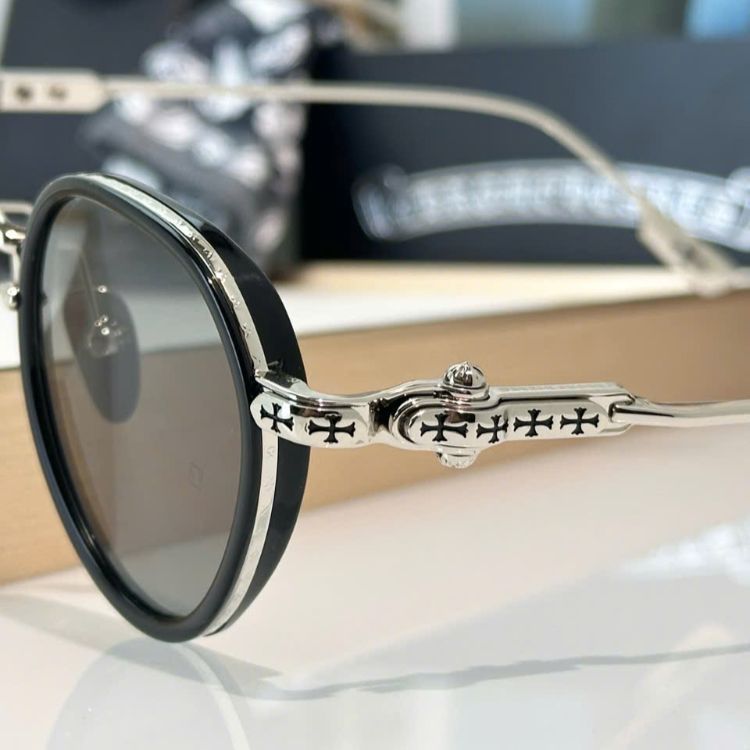 kinh-can-tron-chrome-hearts-2025 (4)