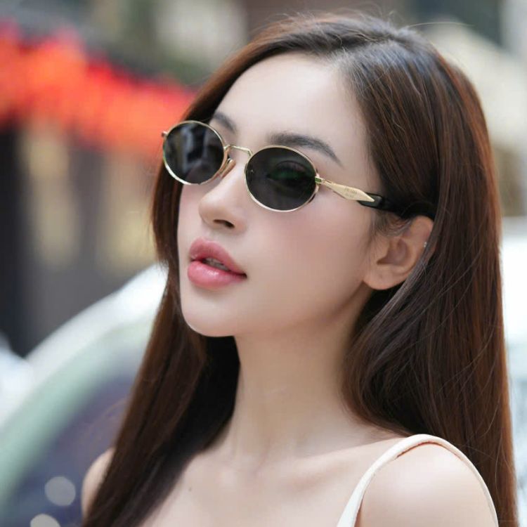kinh-mat-thoi-trang-nu-prada (1)